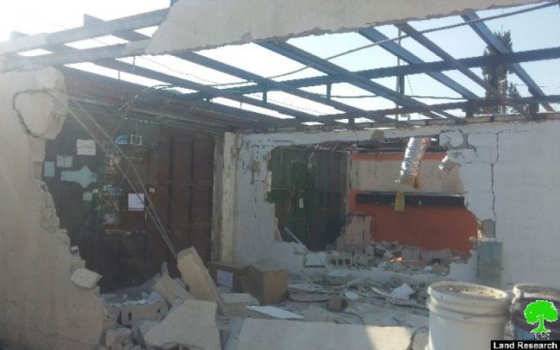 بلدية الاحتلال تجبر مواطنين على هدم محليهما التجاريين في بلدة بيت حنينا بحجة البناء بدون ترخيص
