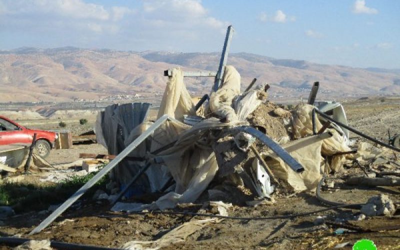 الاحتلال الاسرائيلي يهدم تجمع الدير البدوي شرق قرية عين البيضا