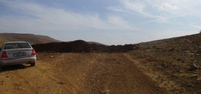 Israeli Occupation Forces close the entrance of Al-Hadidiya hamlet via dirt mounds