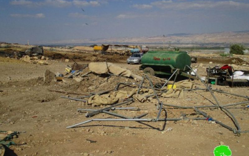 جيش الاحتلال الإسرائيلي يصادر خيام سكنية وزراعية بحجة الإقامة في منطقة يصفها الاحتلال بالمغلقة عسكرياً في خربة الحمة