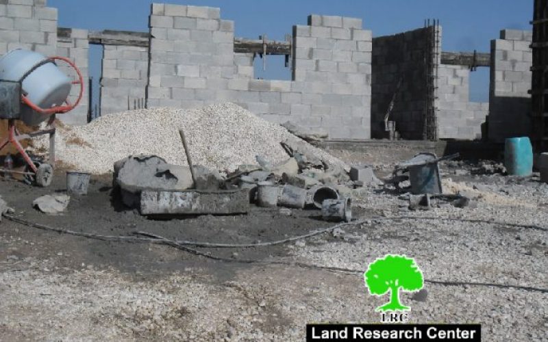 Israeli Occupation Forces notify several structures of stop-work in Al-Muntar Bedouin Community