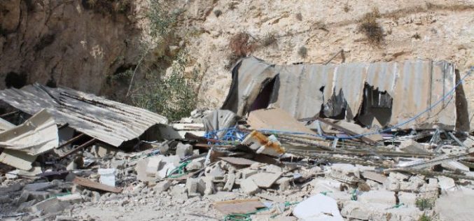 Two Jerusalemites self-demolish their apartments in the village of Jabal Al-Mukabir in Jerusalem