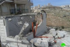 مواطن يقوم مجبراً على هدم مسكنه ذاتياً تنفيذاً لقرار بلدية الاحتلال في قرية العيسوية