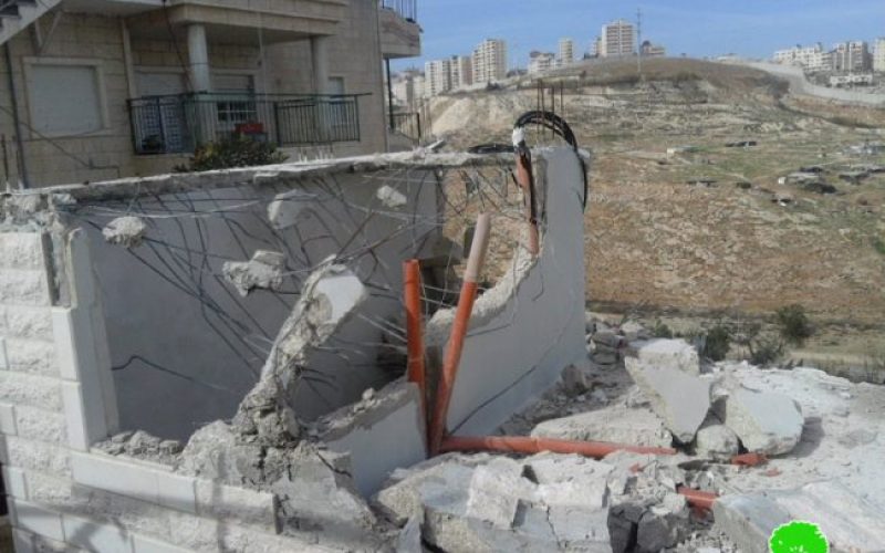 Israel Municipality forces a Jerusalemite man to self-demolish his residence in Al-Isawiya  village