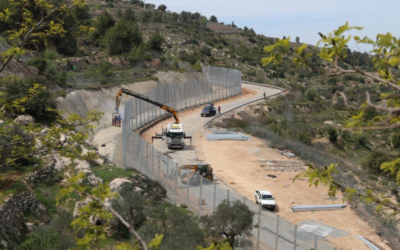 Israeli Occupation Machineries to seal off Cremisan Valley from the rest of Beit Jala city lands  
