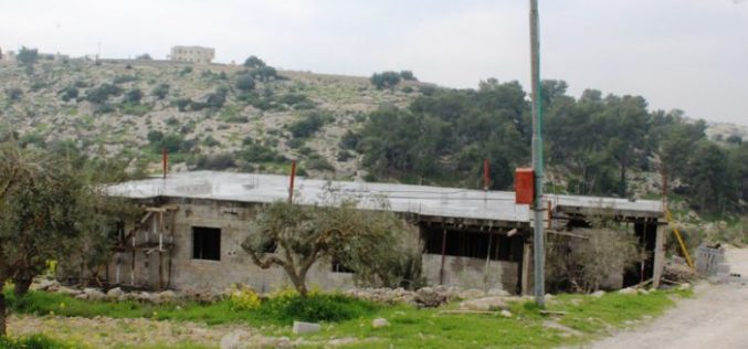 إخطار بوقف العمل في مسكن بقرية بيت مرسم جنوب غرب الخليل