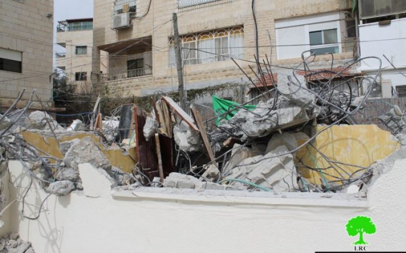 The occupation authorities demolish a house in the Jerusalem neighborhood of Beit Hanina
