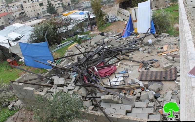 جرافات الاحتلال تهدم مسكناً في قرية حزما شمال مدينة القدس المحتلة
