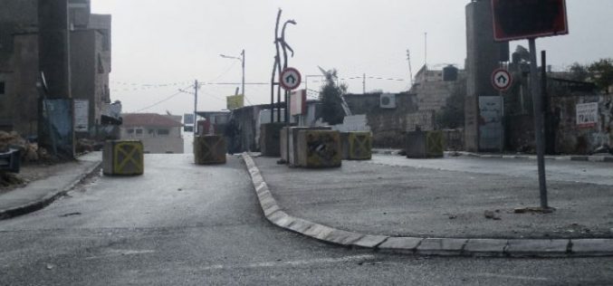 جيش الاحتلال الاسرائيلي يغلق مدخل قرية حزما الغربي