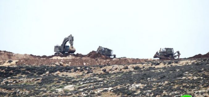 جرافات الاحتلال تشرع بتجريف أراضي المواطنين شرق سعير