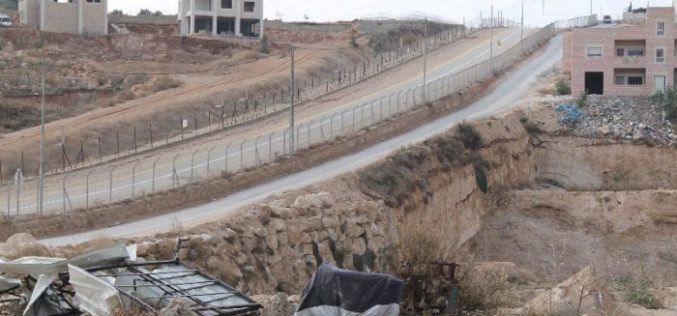 Israel Municipality in Jerusalem demolishes two barracks in Sur Baher village