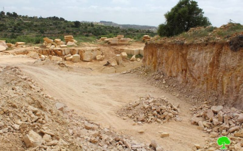 سلطات الاحتلال تصادر حفار وجرافة من محجر ببلدة بيت أمر