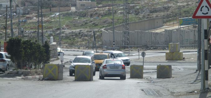 اغلاق مدخل بلدة حزما شمال القدس بالمكعبات الإسمنتية