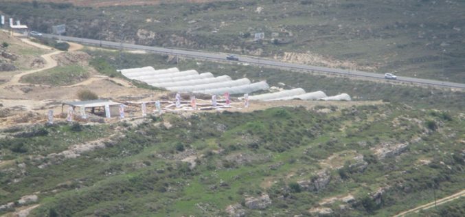 الاحتلال الاسرائيلي يغير معالم المدخل الجنوبي لقرية قريوت جنوب نابلس