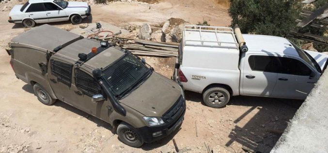  الاحتلال يخطر بوقف العمل والبناء في منازل 3 أشقاء بقرية بيت الروش الفوقا جنوب الخليل