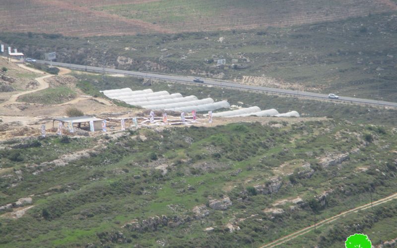 الاحتلال الاسرائيلي يغير معالم المدخل الجنوبي لقرية قريوت جنوب نابلس