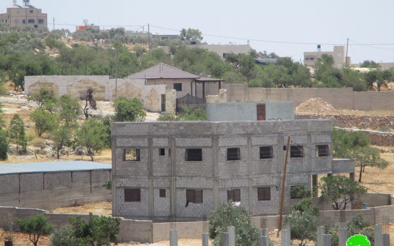 اخطارات بوقف البناء تطال مساكن ومنشآت زراعية في قرية دوما