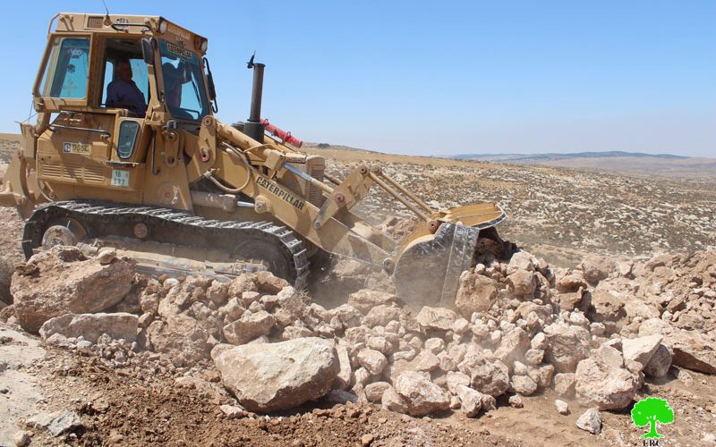 الاحتلال يخطر بوقف العمل في طريق زراعي بقرية البرج جنوب الخليل