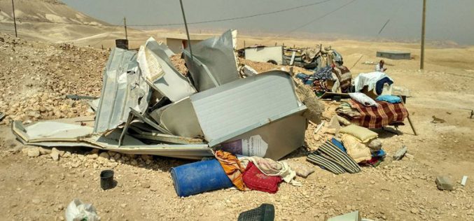 الاحتلال يهدم مساكن مواطنين في خشم الدرج شرق يطا