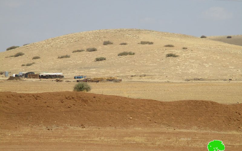 الاحتلال يقتحم منطقة ” أم العبر” ويصادر رأسين من الأبقار و50 برميل للمياه