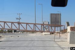 الاحتلال يغلق البوابة الحديدية على مدخل يقين جنوب بني نعيم / محافظة الخليل