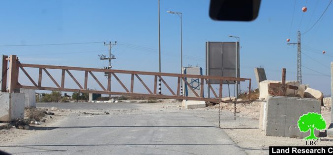 الاحتلال يغلق البوابة الحديدية على مدخل يقين جنوب بني نعيم / محافظة الخليل