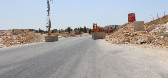 The Israeli Occupation Forces install metal gate at the entrance of Bethlehem village of Janata
