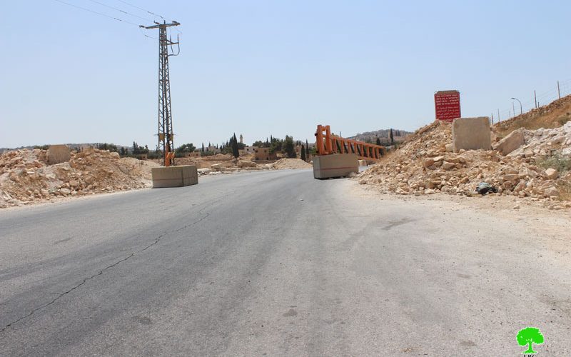 The Israeli Occupation Forces install metal gate at the entrance of Bethlehem village of Janata