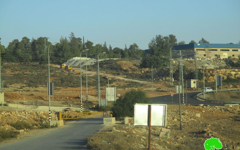 الاحتلال الإسرائيلي يغلق البوابة الحديدية جنوب قرية النبي صالح