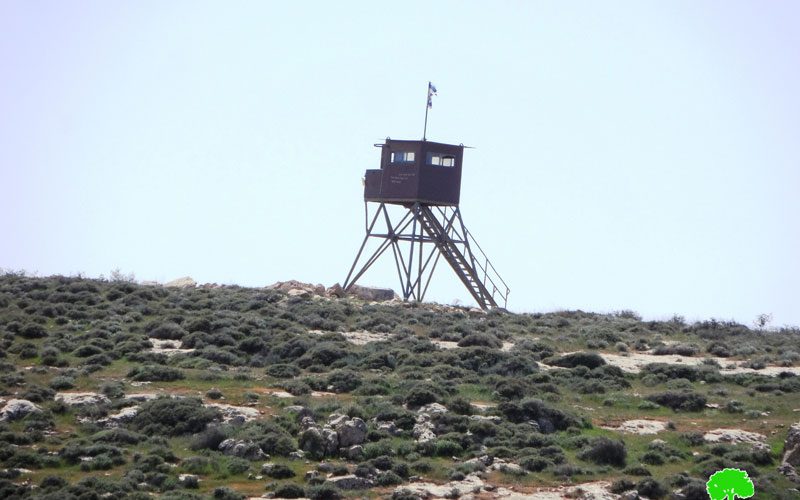 الاحتلال يقيم برجاً عسكرياً وينوي إقامة شبكة كهرباء على أراضي بني نعيم محافظة الخليل