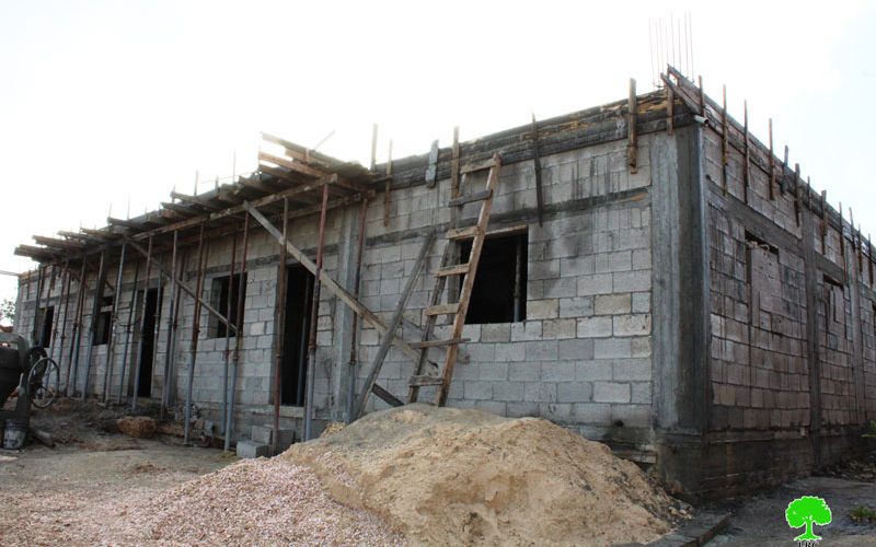 إخطارات بوقف العمل في منازل المواطنين ببلدة السموع جنوب الخليل