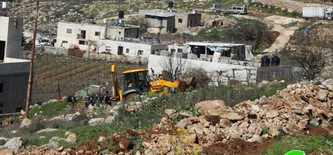 الاحتلال يجرف أراضي ويهدم بئر في البقعة شرق الخليل
