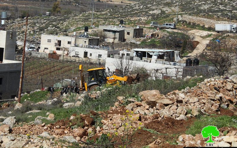 الاحتلال يجرف أراضي ويهدم بئر في البقعة شرق الخليل