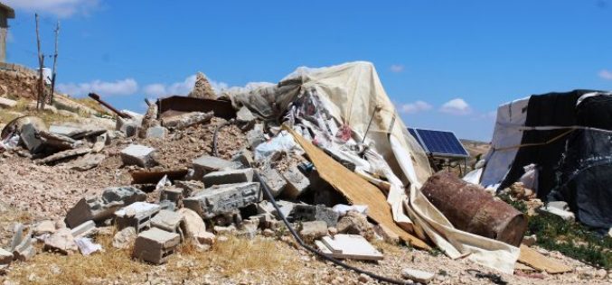 الاحتلال يهدم منشآت سكنية وزراعية في قرية الحلاوة بمسافر يطا  محافظة الخليل