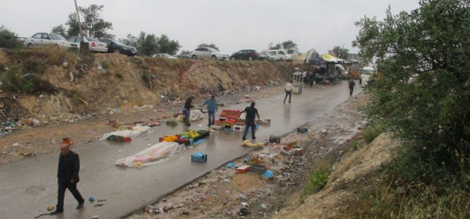 Israeli Occupation Forces demolish commercial kiosks near Ni’lin checkpoint