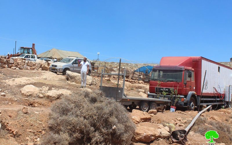 مستعمرون يقيمون بؤرة جديدة في منطقة الحمرا شرق بني نعيم بمحافظة الخليل
