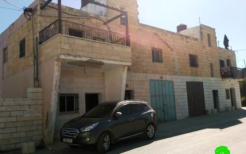 إخطار بوقف العمل في منزل مقام منذ الثمانينات في بلدة بيت أمر/ محافظة الخليل
