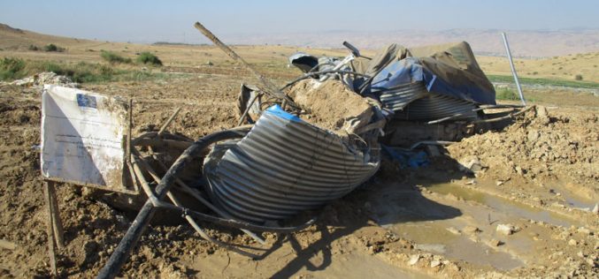 The Israeli occupation destroys a cistern and confiscates water pipes in the Jordan Valley