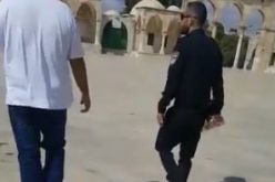 في سابقة استفزازية وخطيرة, ضابط من شرطة الاحتلال يدخل إلى المسجد الأقصى حاملاً زجاجة مشروب كحولي احتفالا ًبمناسبة عيد رأس السنة العبرية