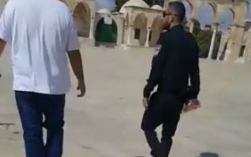 في سابقة استفزازية وخطيرة, ضابط من شرطة الاحتلال يدخل إلى المسجد الأقصى حاملاً زجاجة مشروب كحولي احتفالا ًبمناسبة عيد رأس السنة العبرية