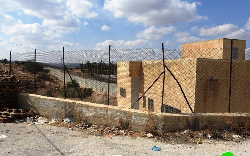 إخطار بوقف العمل والبناء في منشأة تجارية في بلدة بيت عوا غرب الخليل