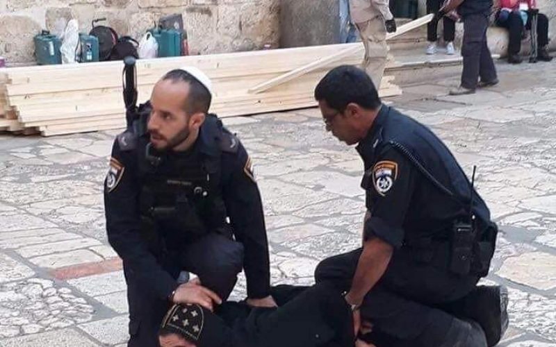 شرطة الاحتلال تعتدي على رجال دين أقباط في ساحة كنيسة القيامة / القدس المحتلة