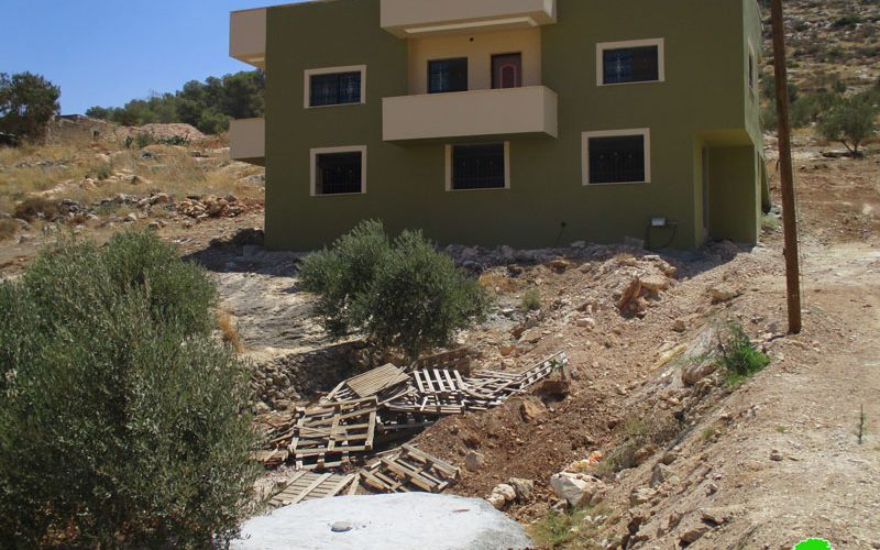إخطار بوقف البناء لمنزل سكني وبركة مائية في قرية جلبون / محافظة جنين