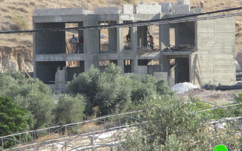 إخطار بوقف البناء لمجمع الخدمات بحجة عدم الترخيص في قرية كردلة  / محافظة طوباس
