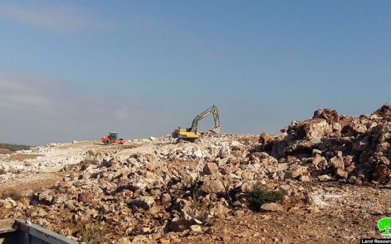 إجبار مواطن على تفكيك أجزاء من بركسه الزراعي في بلدة دير بلوط / محافظة سلفيت