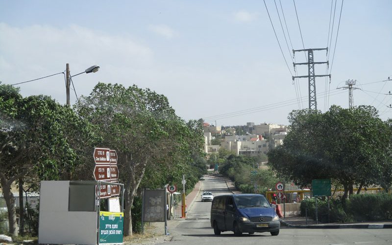 Israeli troops confiscate Kiosks and close a main road in Wadi Qelt / Jericho governorate