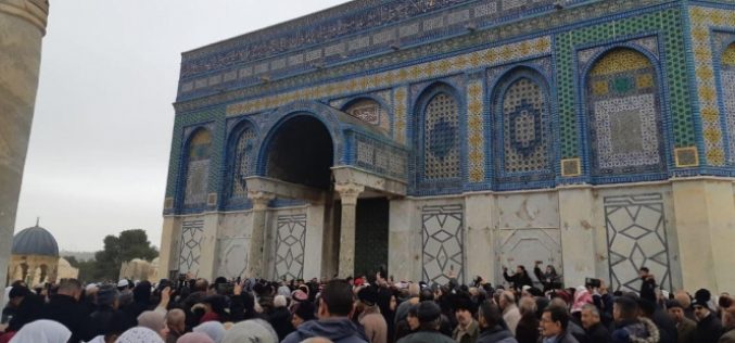 The occupation authorities attack Palestinian worshipers in Al-Aqsa mosque