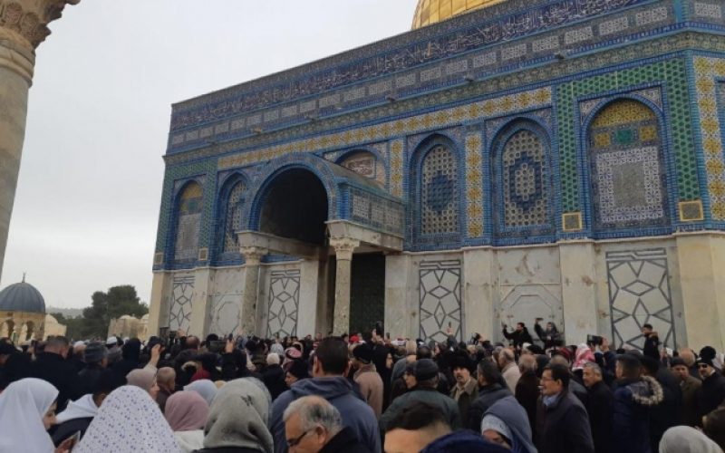 سلطات الاحتلال تعتدي على المصلين عند مسجد قبة الصخرة في المسجد الأقصى