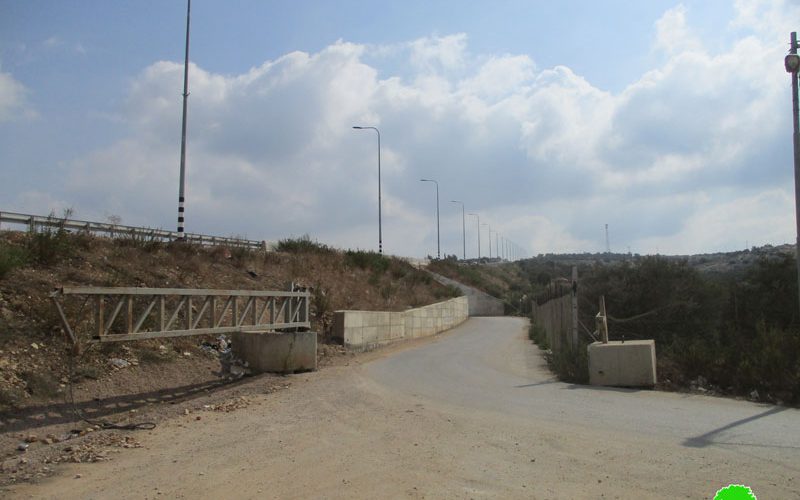 إقامة بوابة حديدية جديدة على الطريق الرابط بين قريتي جيوس والنبي الياس شرق قلقيلية