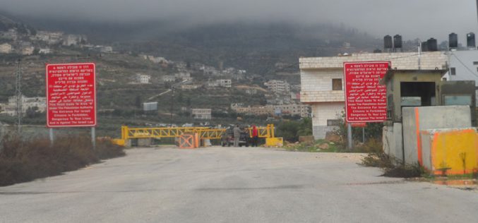 نصب بوابة حديدية على مدخل قرية  رأس كركر شمال غرب رام الله